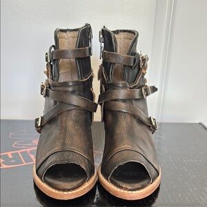 Freebird Carter in black distressed size 7.